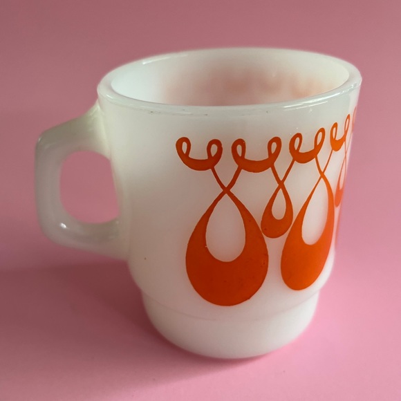 Vintage fireking milk glass mug with vintage orange swirl design - Picture 6 of 6